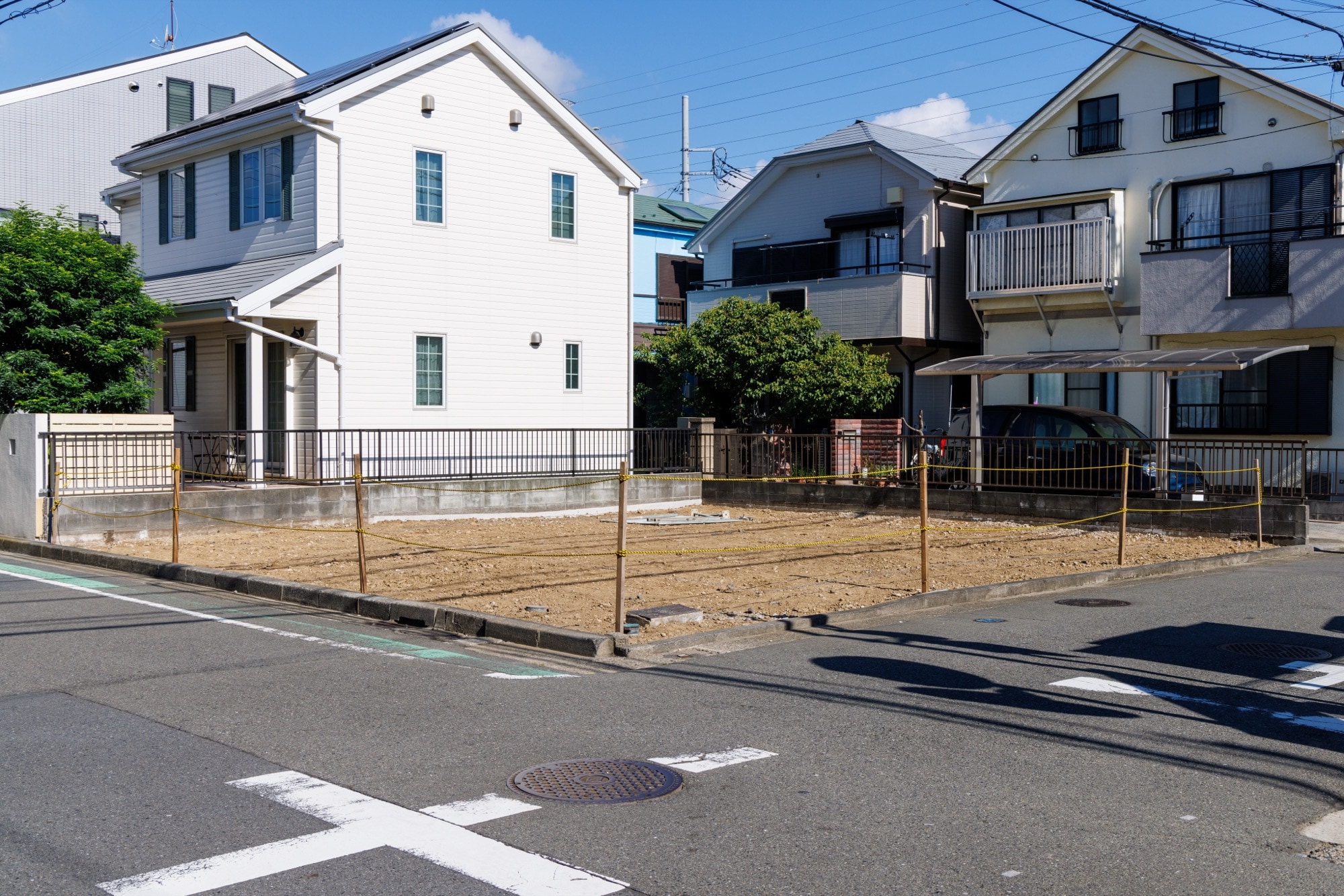 住宅街の角地にある注文住宅用の更地